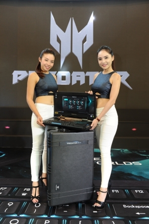 Photo 5 Models posing with the newly launched Predator 21 X