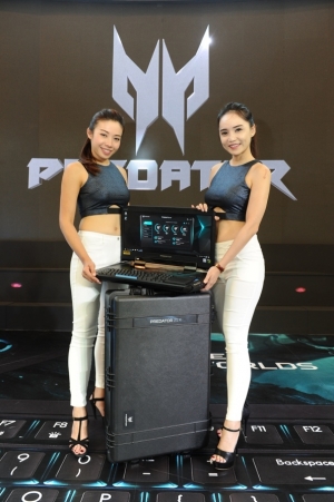 Photo 5 Models posing with the newly launched Predator 21 X