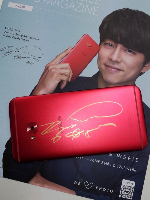 The winning ZenFone 4 Selfie Pro, signed by Gong Yoo himself